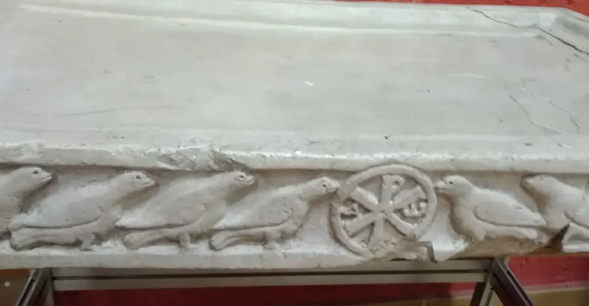 détail des colombes de l'autel des 12 colombes